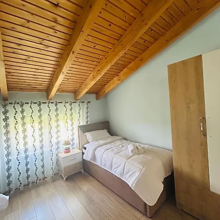 Bujtina Bashllari Bed & Breakfast *